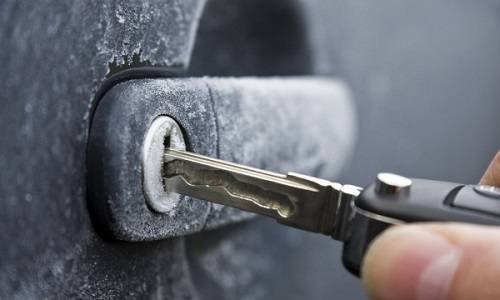 چگونه می توان قفل اتوماتیک یخ زده خودرو را باز کرد؟